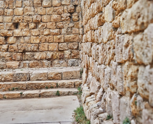 Muro di pietra di un'antica struttura del fondo del castello