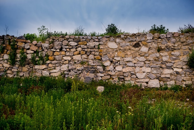 Muro di pietra in un campo.