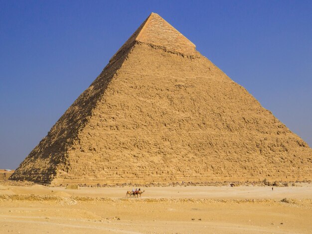 Muro di pietra nel deserto contro il cielo