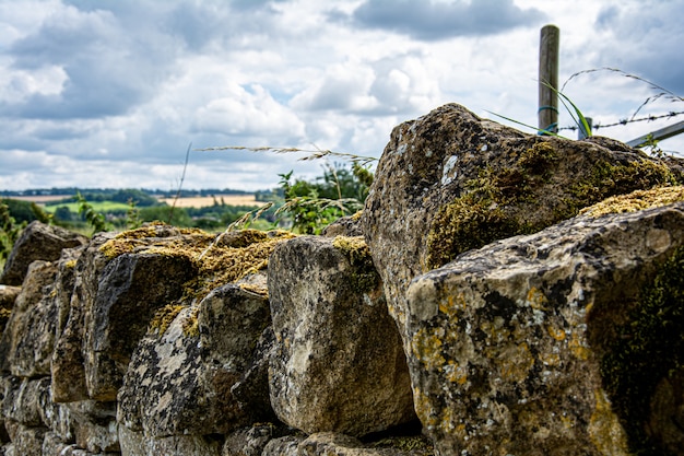 Muro di pietra nel mezzo dei Cotswolds