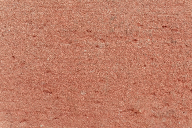Muro di pietra rossastro all'aperto
