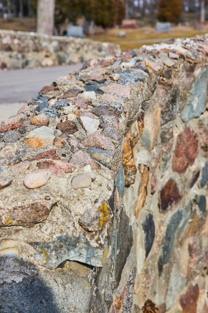 Muro di pietra texturato con muschio in un cimitero sereno