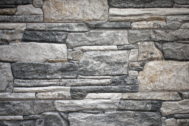 Muro di pietre rocciose irregolari in una casa