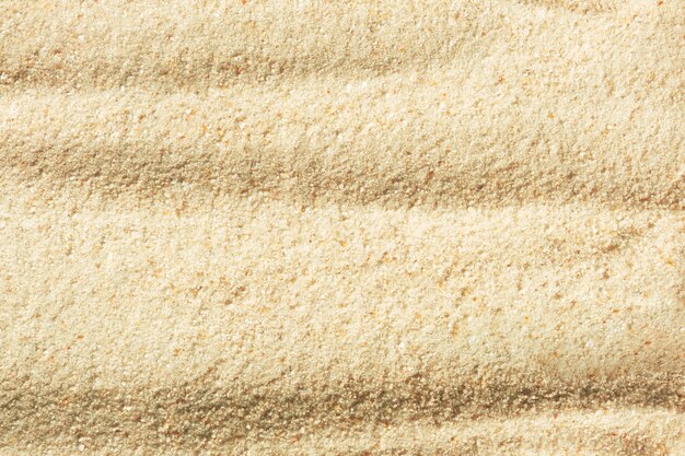 Muro di sabbia. Superficie della spiaggia estiva. Sfondo di natura sabbiosa