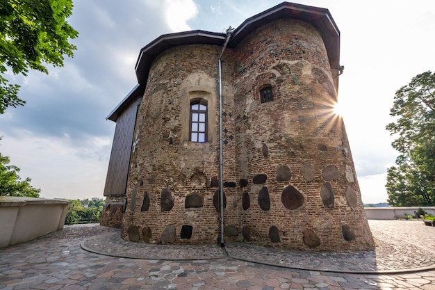 Muro di un'antica chiesa ortodossa monumento di vecchia architettura russa in mattoni con consistenza di mattoni di argilla decorati con inserti di pietre colorate a forma di croci