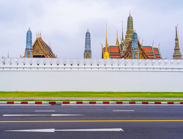 muro e un tempio a Bangkok in Thailandia moring