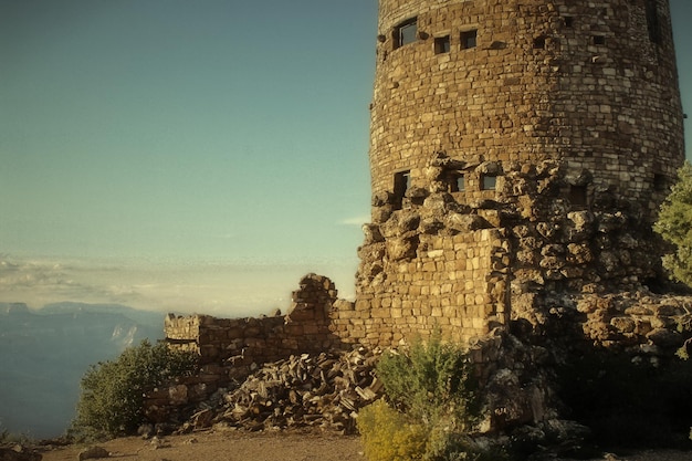 Muro fortificato contro il cielo blu