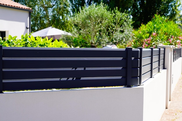 Muro grigio scuro design recinzione in alluminio barriera moderna intorno alla casa proteggere la vista giardino di casa