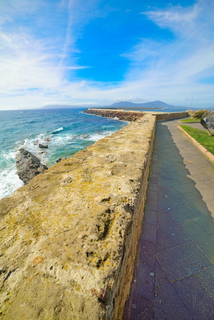 Muro nel lungomare di Alghero Italia