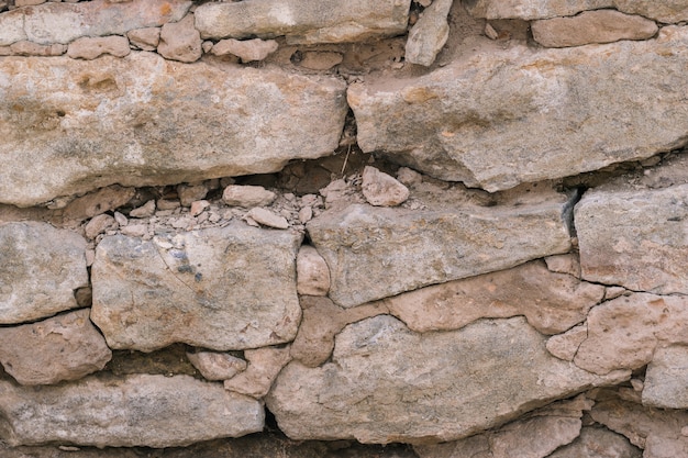 Muro rovinato di grandi vecchie pietre.