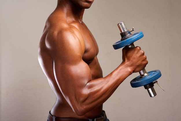 Muscle man sollevamento pesi