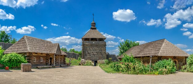 Museo all'aperto interno della Riserva Nazionale Khortytsia a Zaporozhye, Ucraina, su una soleggiata giornata estiva