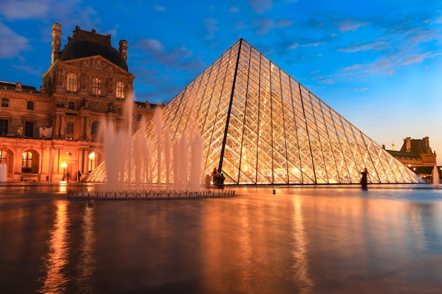 Museo del Louvre al crepuscolo in inverno, questo è uno dei punti di riferimento più famosi di Parigi