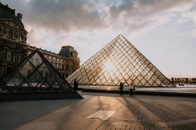 Museo del Louvre al tramonto a Parigi Francia Foto di archivio