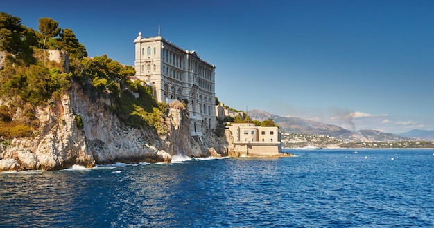 Museo oceanografico di monaco al tramonto istituto oceanografico monaco ville montagne sullo sfondo