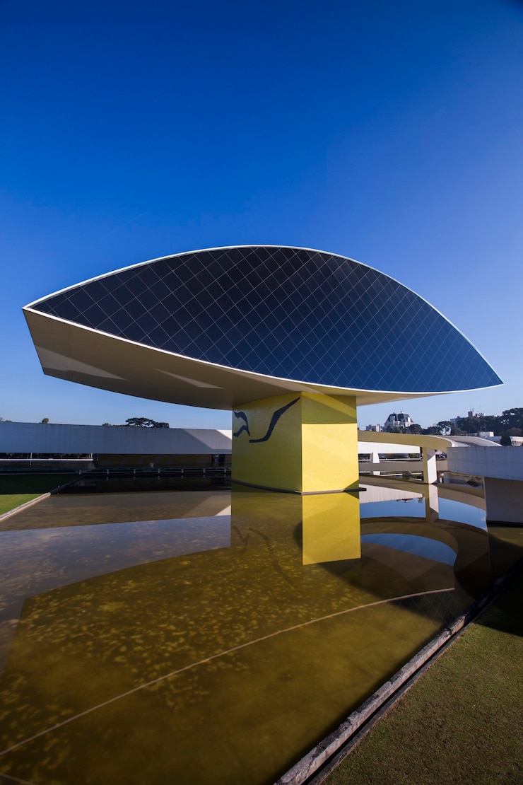 Foto museo oscar niemeyer, o mon, a curitiba, nello stato di paraná, brasile.