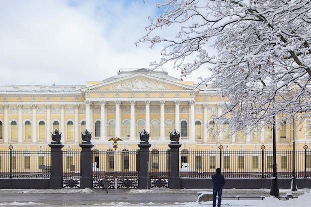 Museo russo sul quadrato delle arti in inverno con alberi bianchi come la neve, San Pietroburgo, Russia.