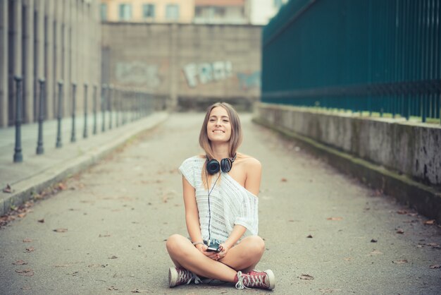 musica d&#39;ascolto autunno giovane ragazza bella donna