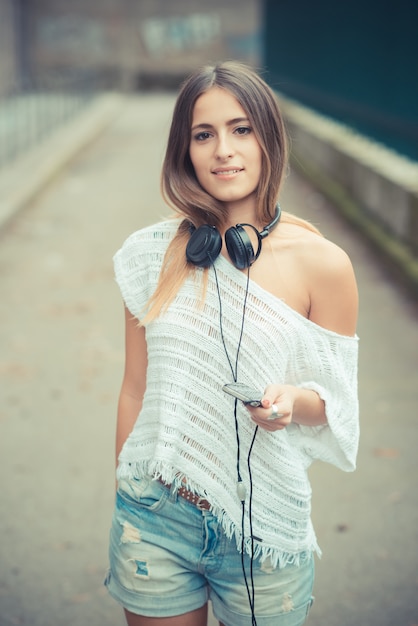 musica d&#39;ascolto autunno giovane ragazza bella donna