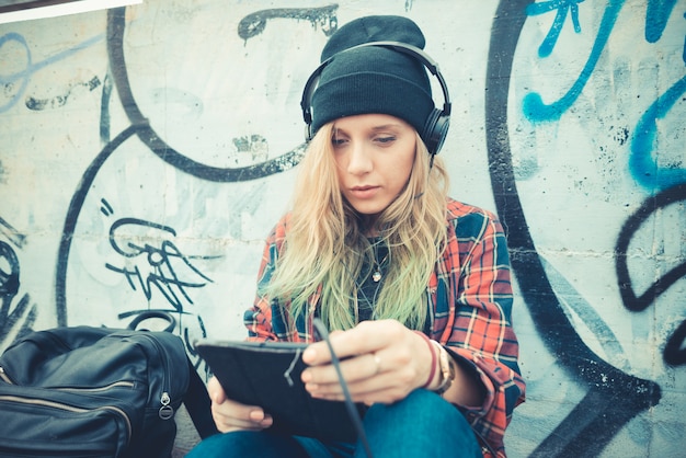 musica d&#39;ascolto dei bei giovani capelli biondi della donna dei capelli biondi