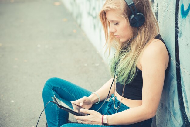 musica d&#39;ascolto dei bei giovani capelli biondi della donna dei capelli biondi