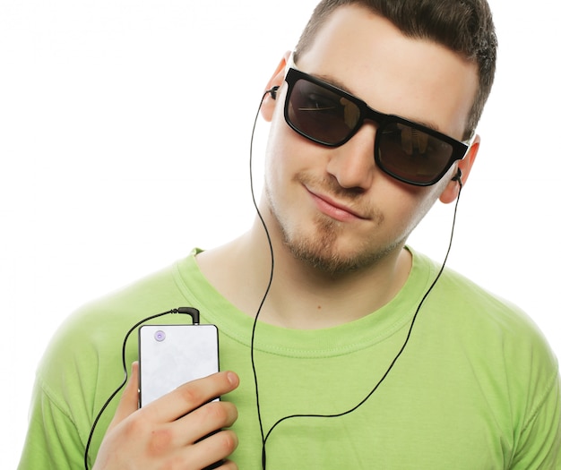 Musica d'ascolto dell'uomo e usando smartphone