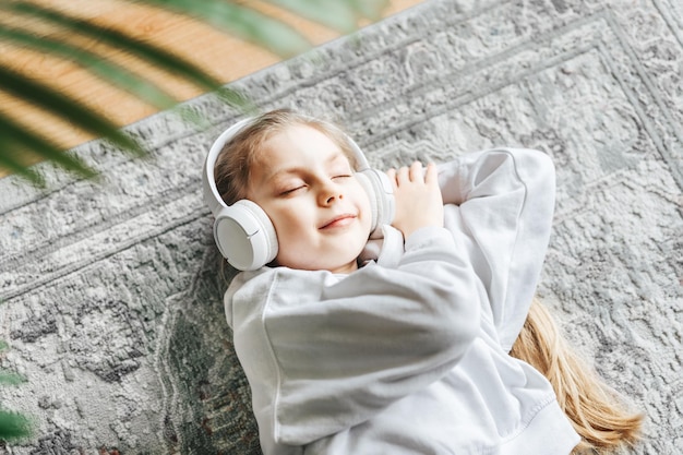 Musica d'ascolto della bambina che si trova sul pavimento