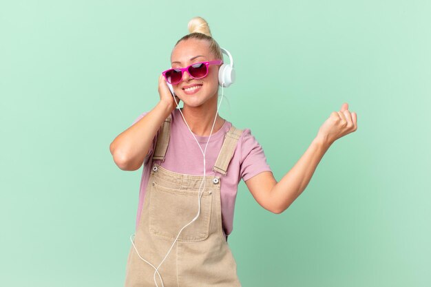 Musica d'ascolto della donna abbastanza bionda con le cuffie