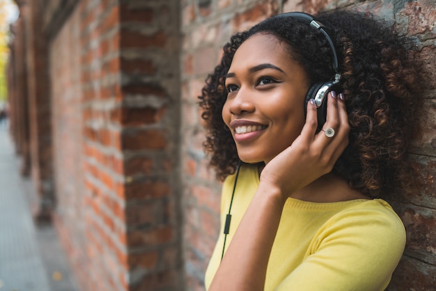 Musica d'ascolto della donna afroamericana