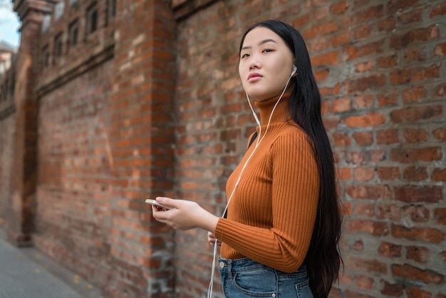 Musica d'ascolto della donna asiatica.