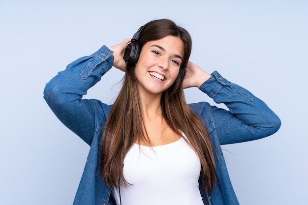 Musica d'ascolto della donna brasiliana dell'adolescente