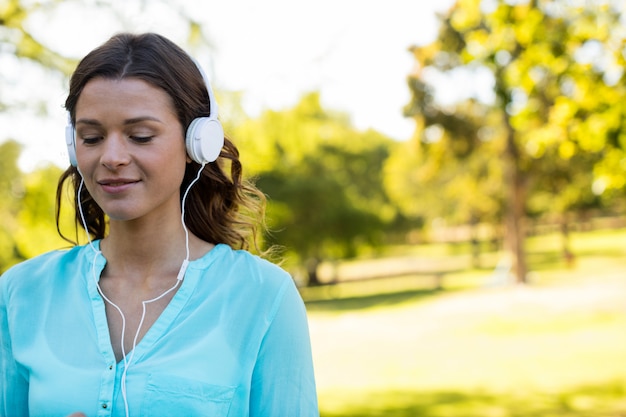 Musica d'ascolto della donna in cuffie