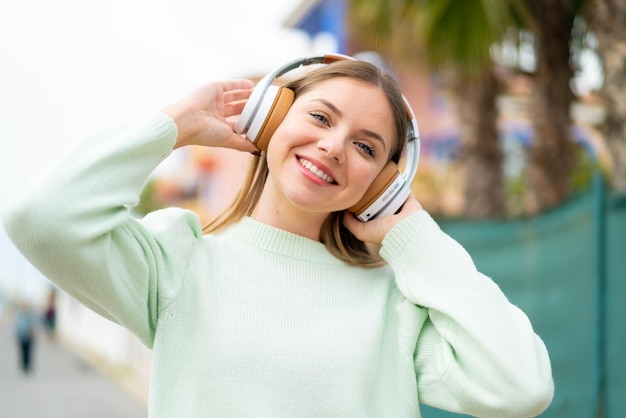 Musica d'ascolto della giovane donna abbastanza bionda