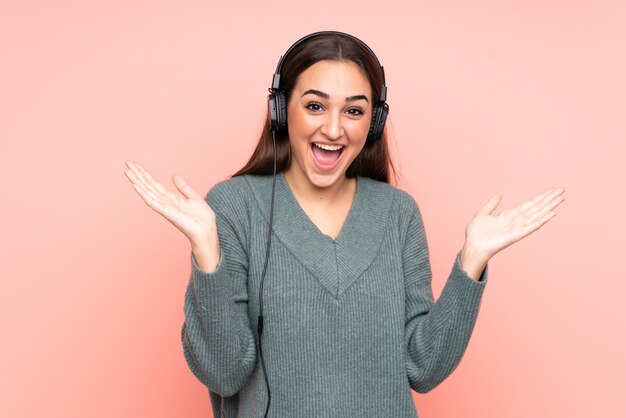 Musica d'ascolto della giovane donna caucasica