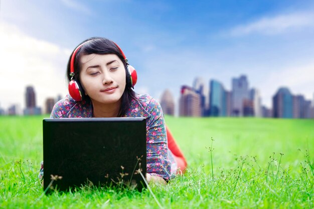 Musica d'ascolto della giovane donna sul parco