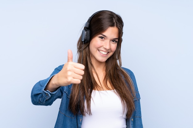 Musica d'ascolto della ragazza brasiliana dell'adolescente