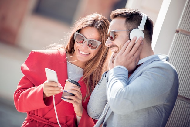 Musica d'ascolto delle giovani coppie felici