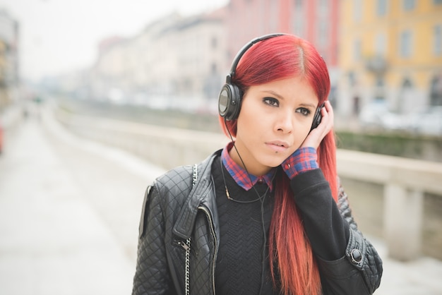 musica d&#39;ascolto di giovane donna bellissima capelli rossi venezuelano lifestyle