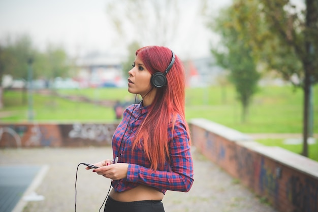 musica d&#39;ascolto di giovane donna bellissima capelli rossi venezuelano lifestyle