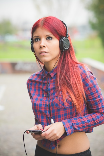 musica d&#39;ascolto di giovane donna bellissima capelli rossi venezuelano lifestyle