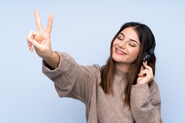 Musica d'ascolto e canto della giovane donna castana