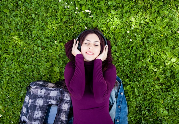 Musica d&#39;ascolto sveglia della giovane donna con le cuffie