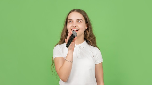 Musica karaoke. accessorio audio senza fili. sviluppo dell'infanzia. cantante bambino canta nel microfono. educazione vocale nella scuola musicale. ragazza teenager felice che canta nel microfono.