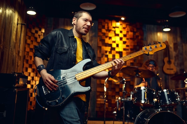 Musicista brutale con chitarra elettrica sul palco