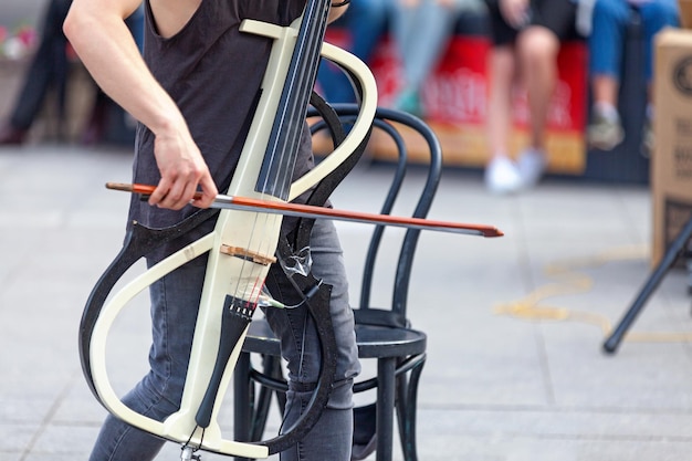 Musicista che suona con il suo violoncello elettrico