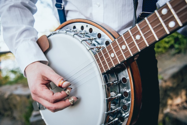 musicista che suona il banjo in strada