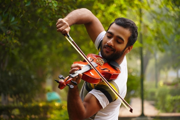 Musicista che suona il violino. Musica e concetto di tono musicale.