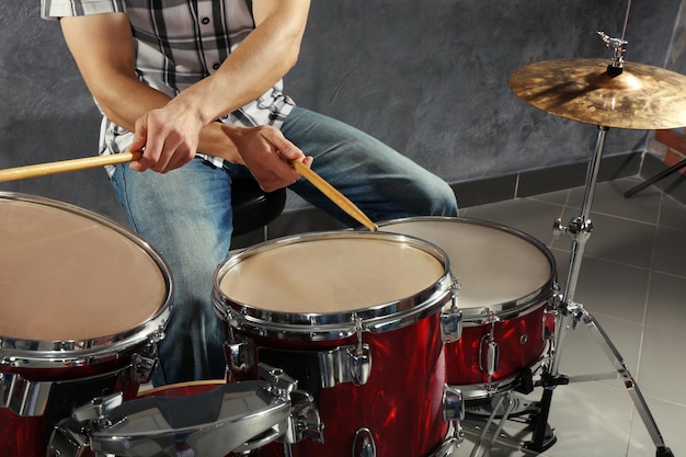 Musicista che suona la batteria da vicino