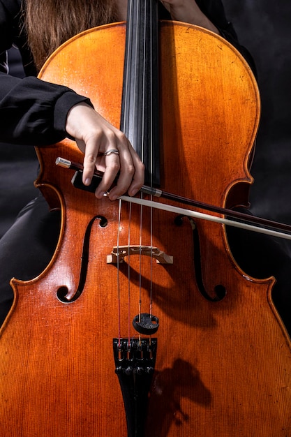 Musicista di bella ragazza che suona il violoncello