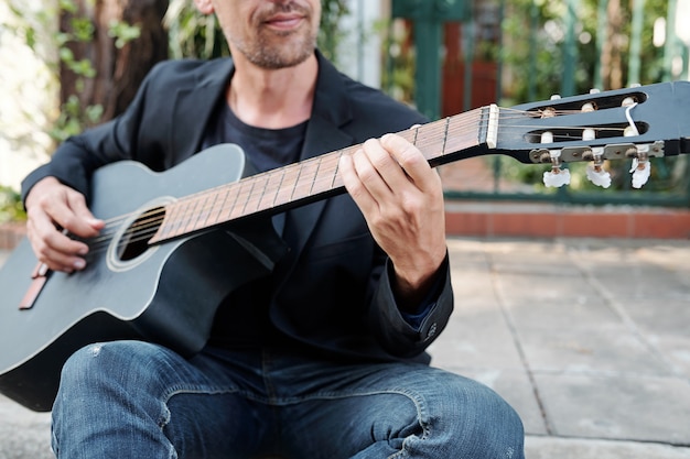 Musicista di talento che suona la chitarra